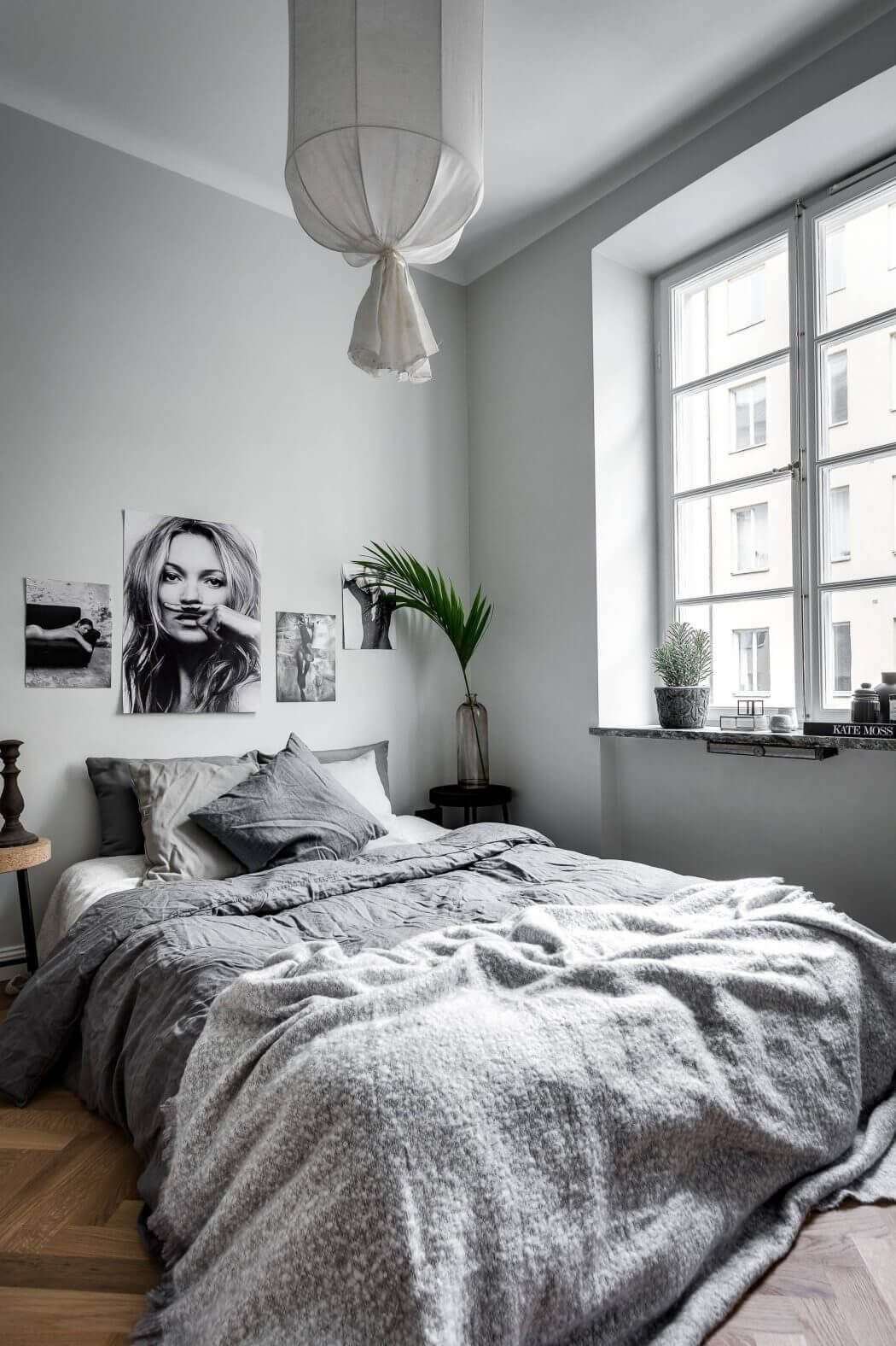 черно-белые фотографии на стене в изголовье кровати