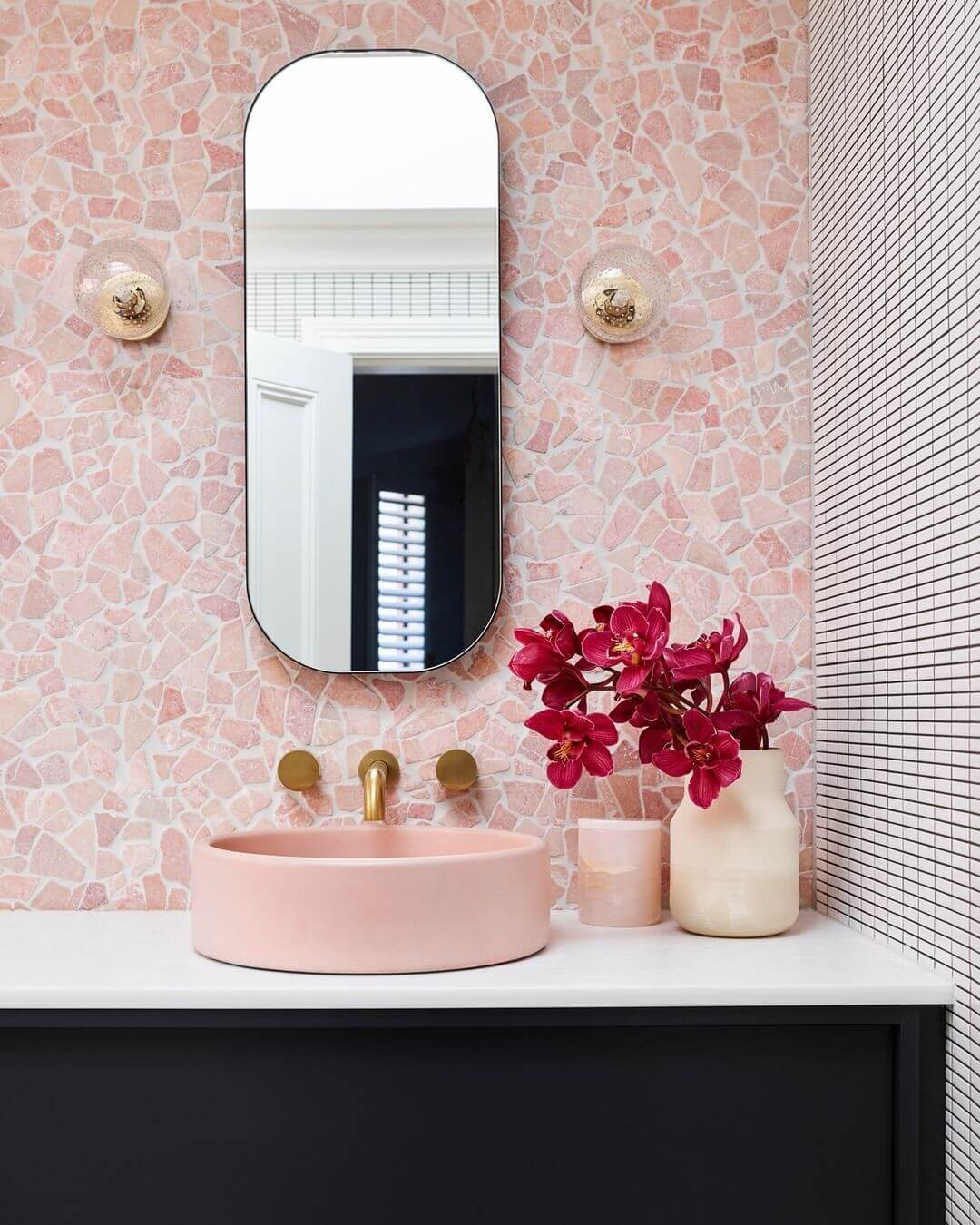 розовая раковина в ванной комнате