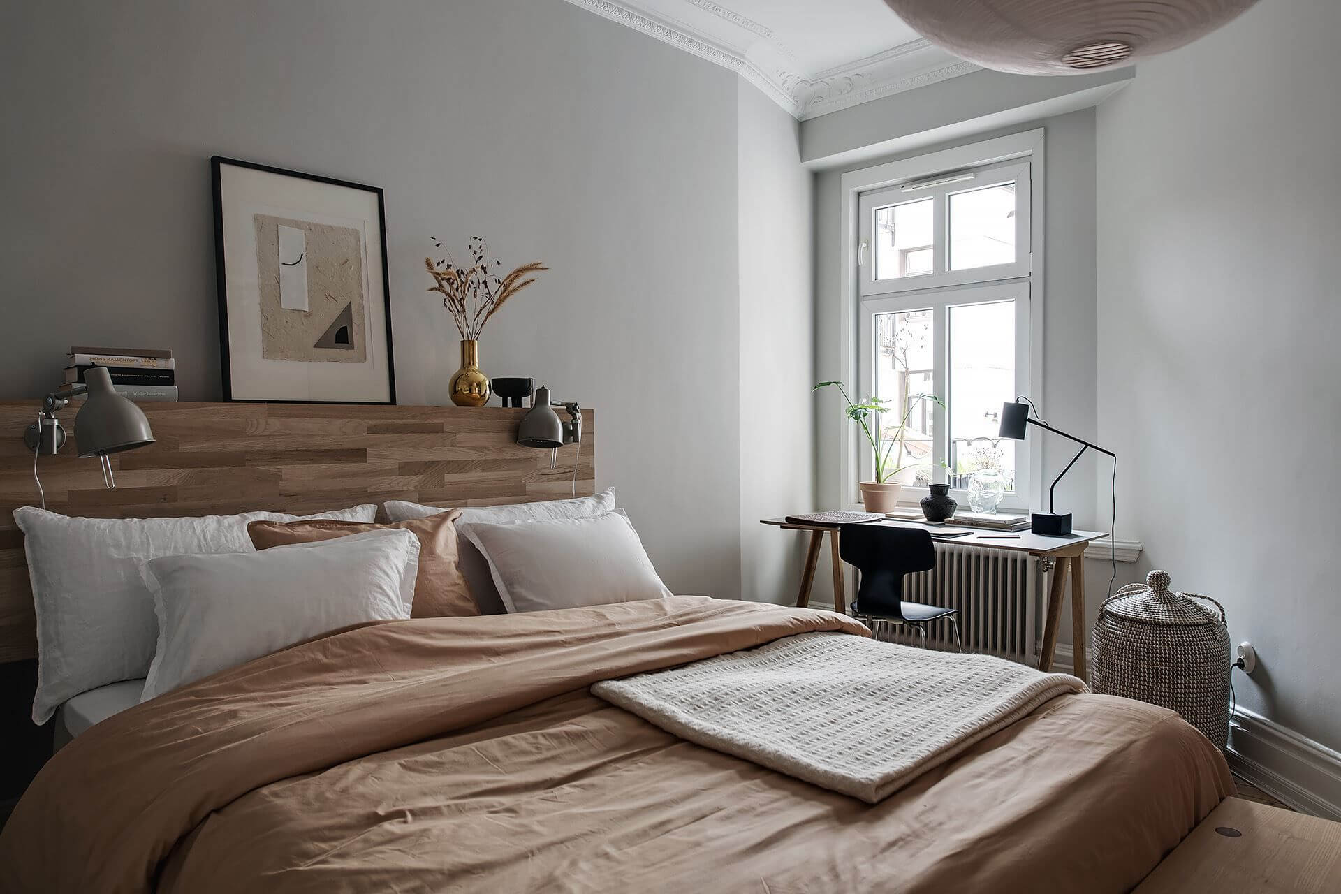 деревянная кровать и белые стены в спальне