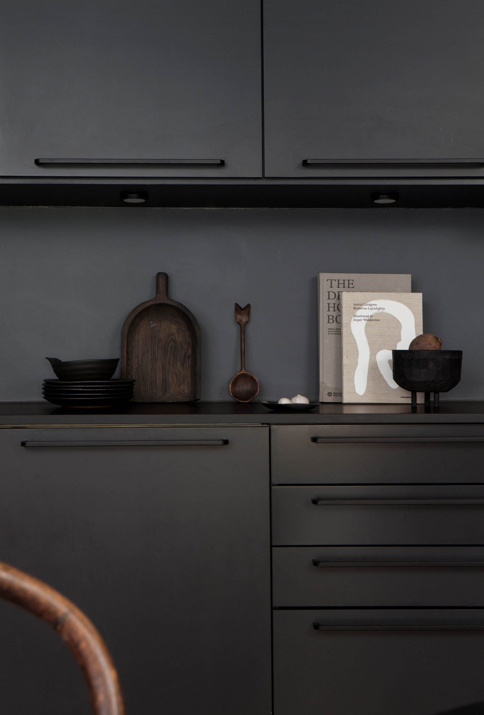 деревянная посуда и черные фасады на кухне