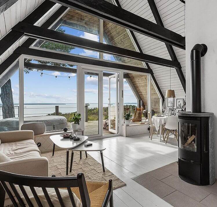 A-FRAME дом на скалистом склоне у озера в Швеции