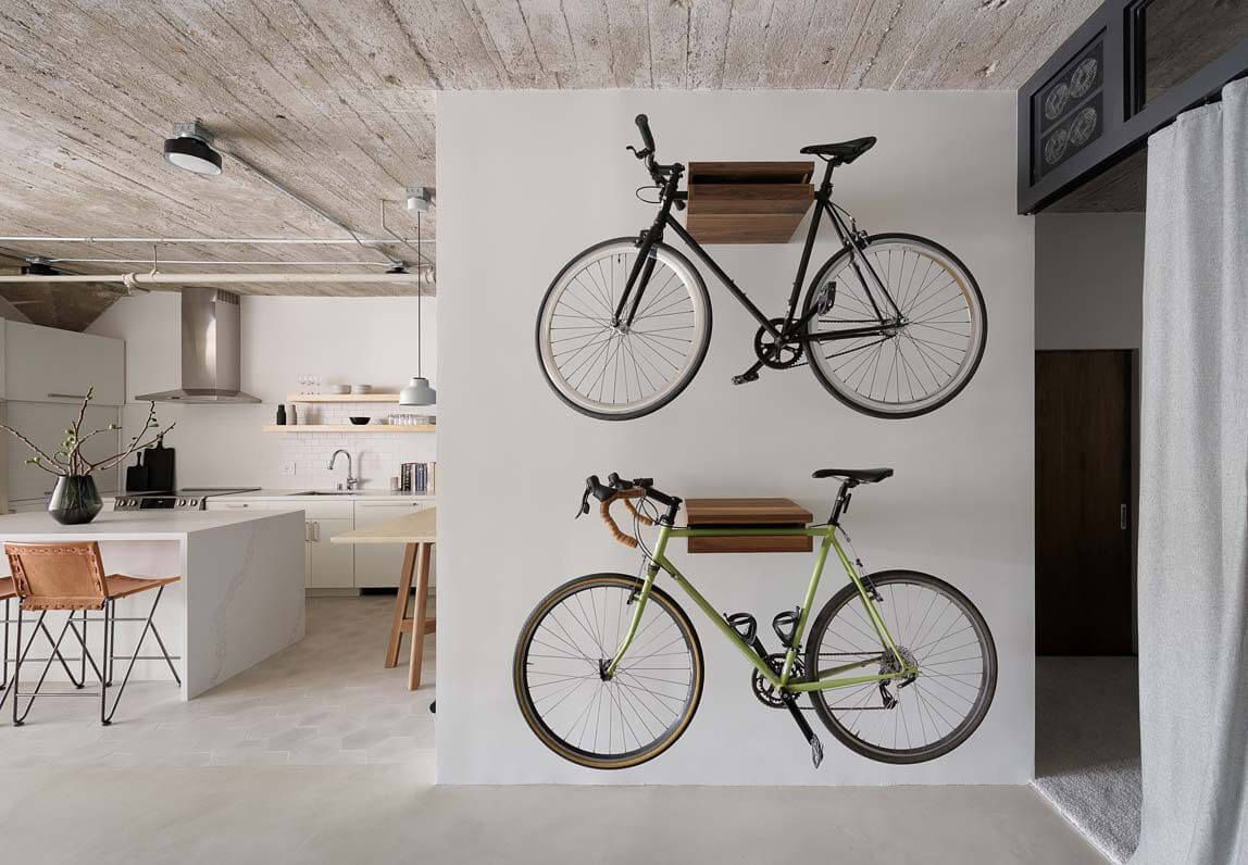 велосипеды на стене в интерьере