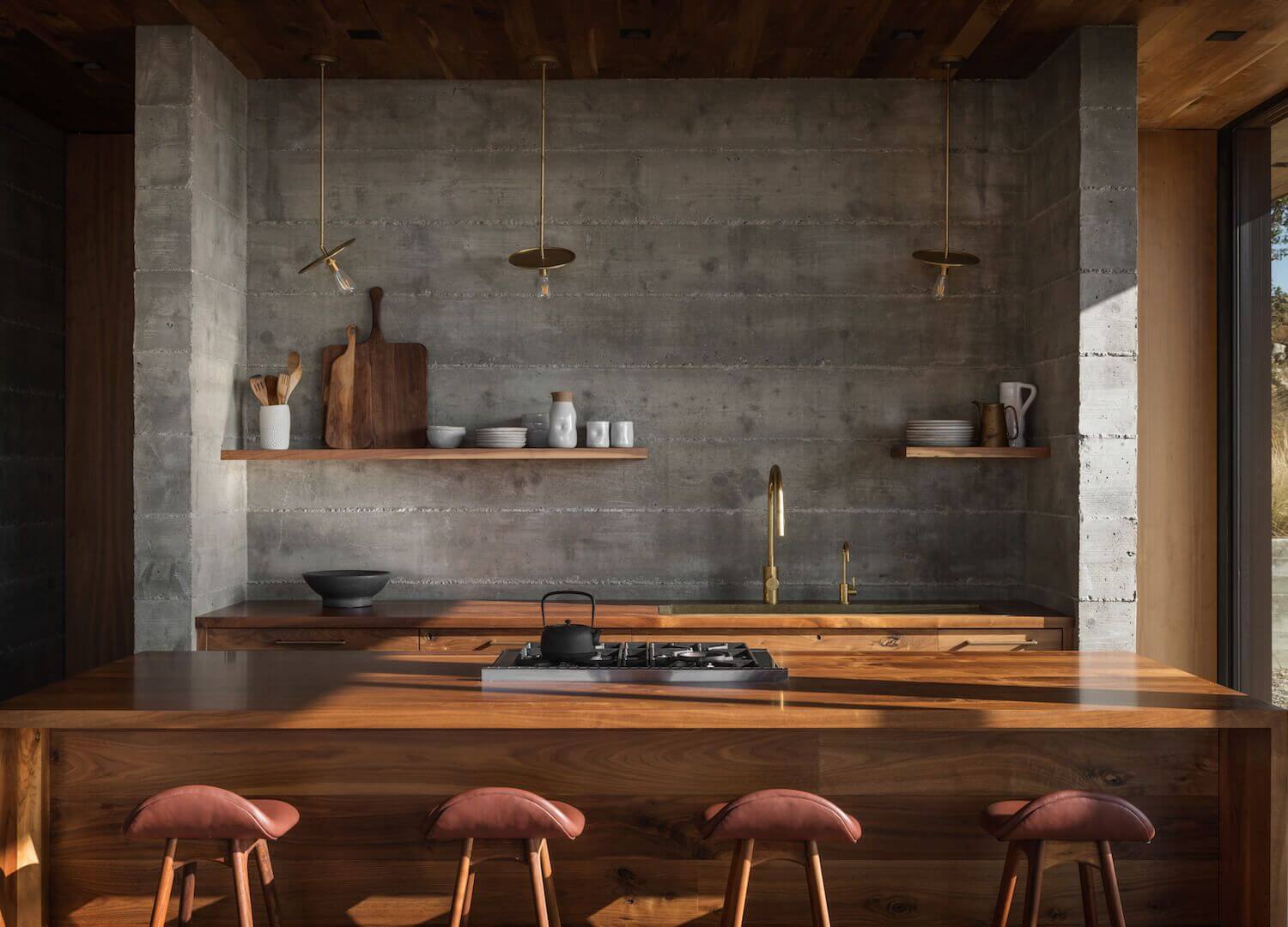бетонная и деревянная кухня без навесных шкафов