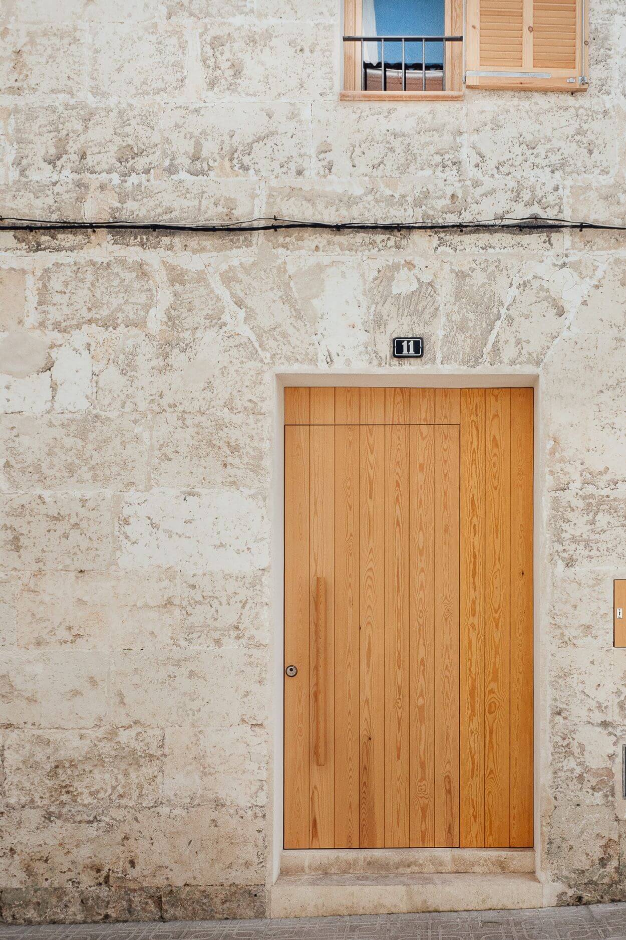 деревянная входная дверь в дом