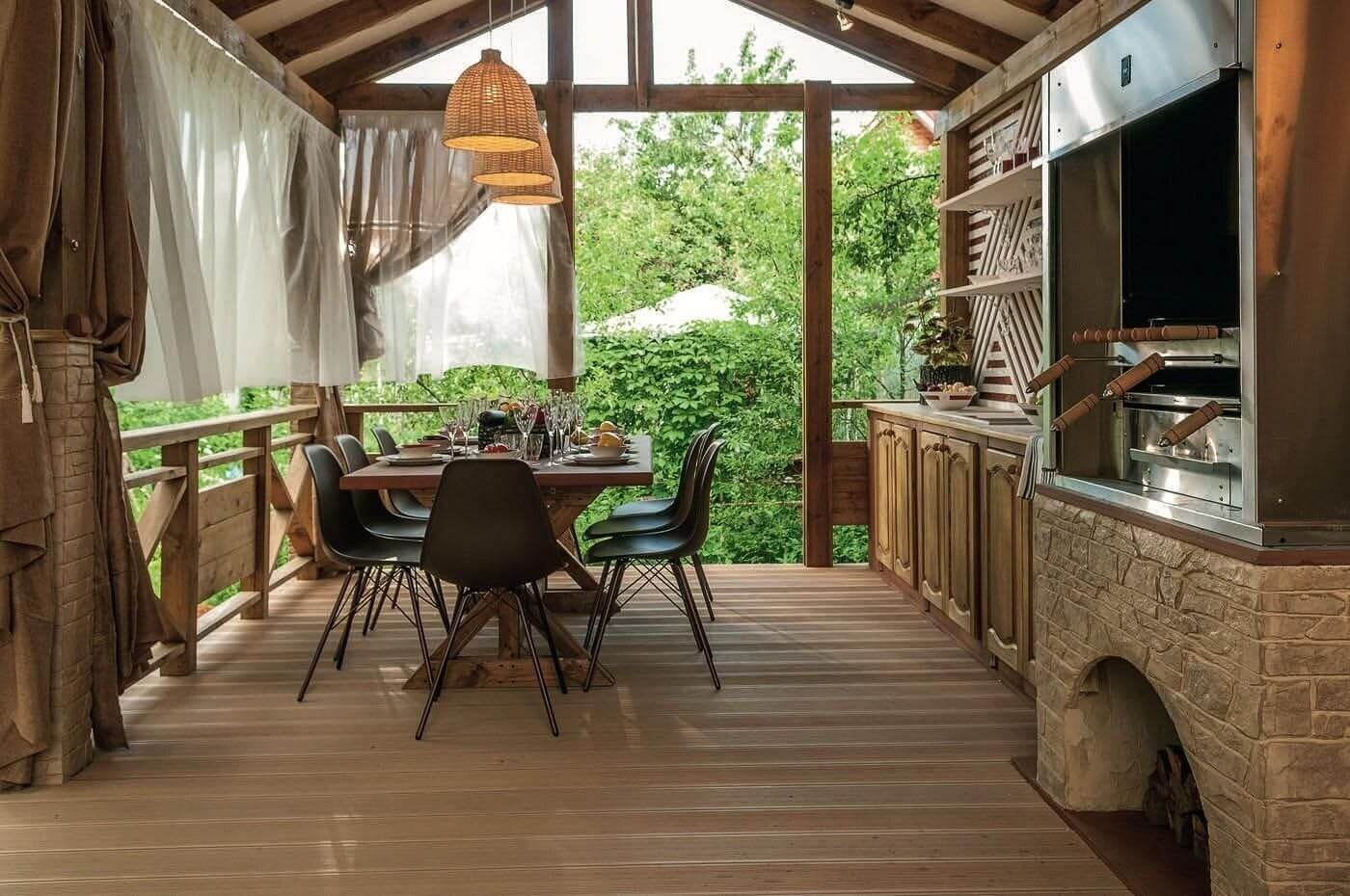 уютная летняя кухня из дерева
