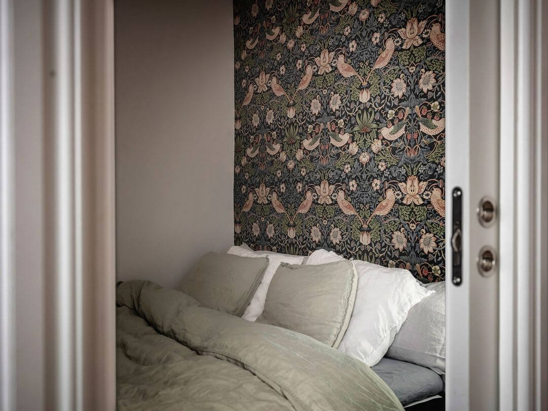 обои цветочным рисунком в спальне «William Morris»