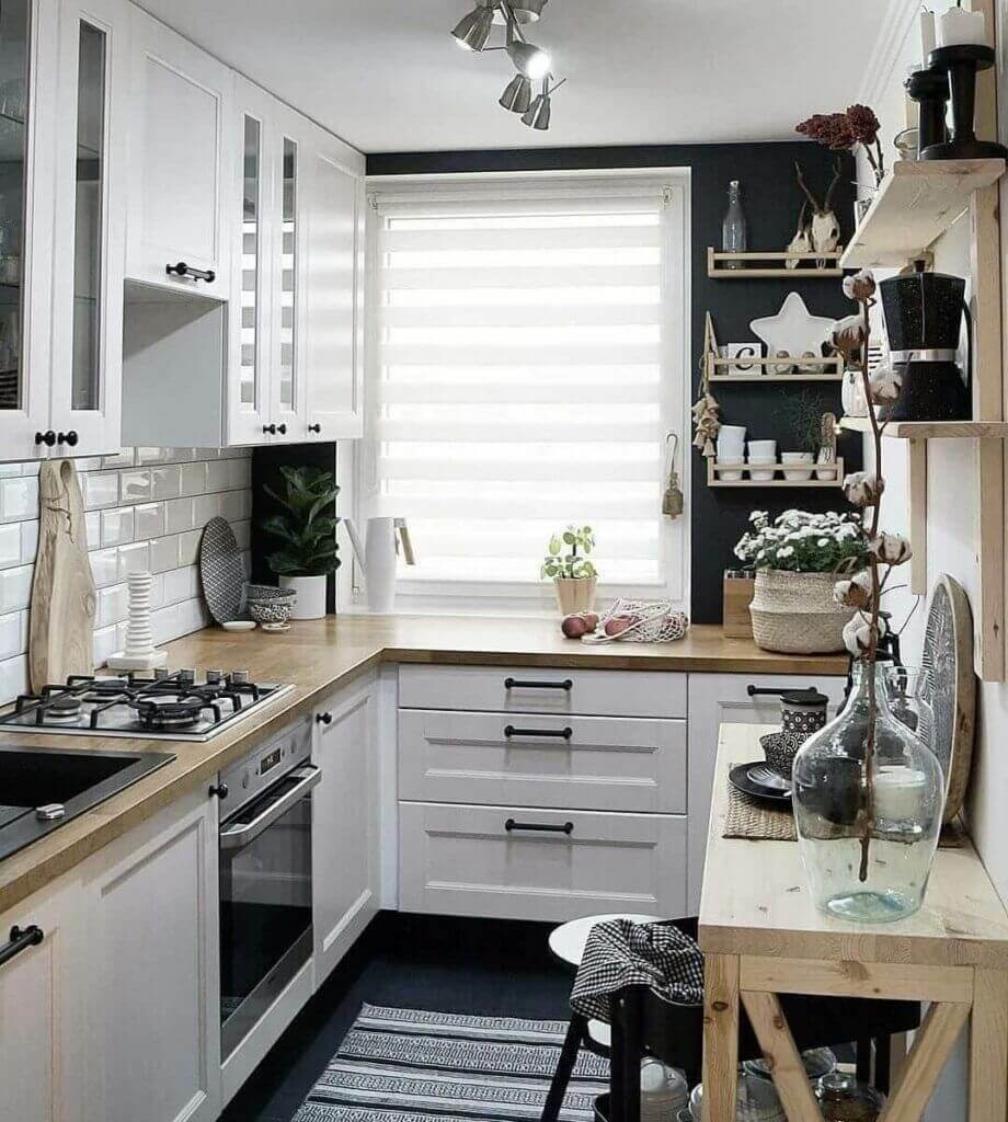 рулонные шторы в полосочку на маленькой кухне