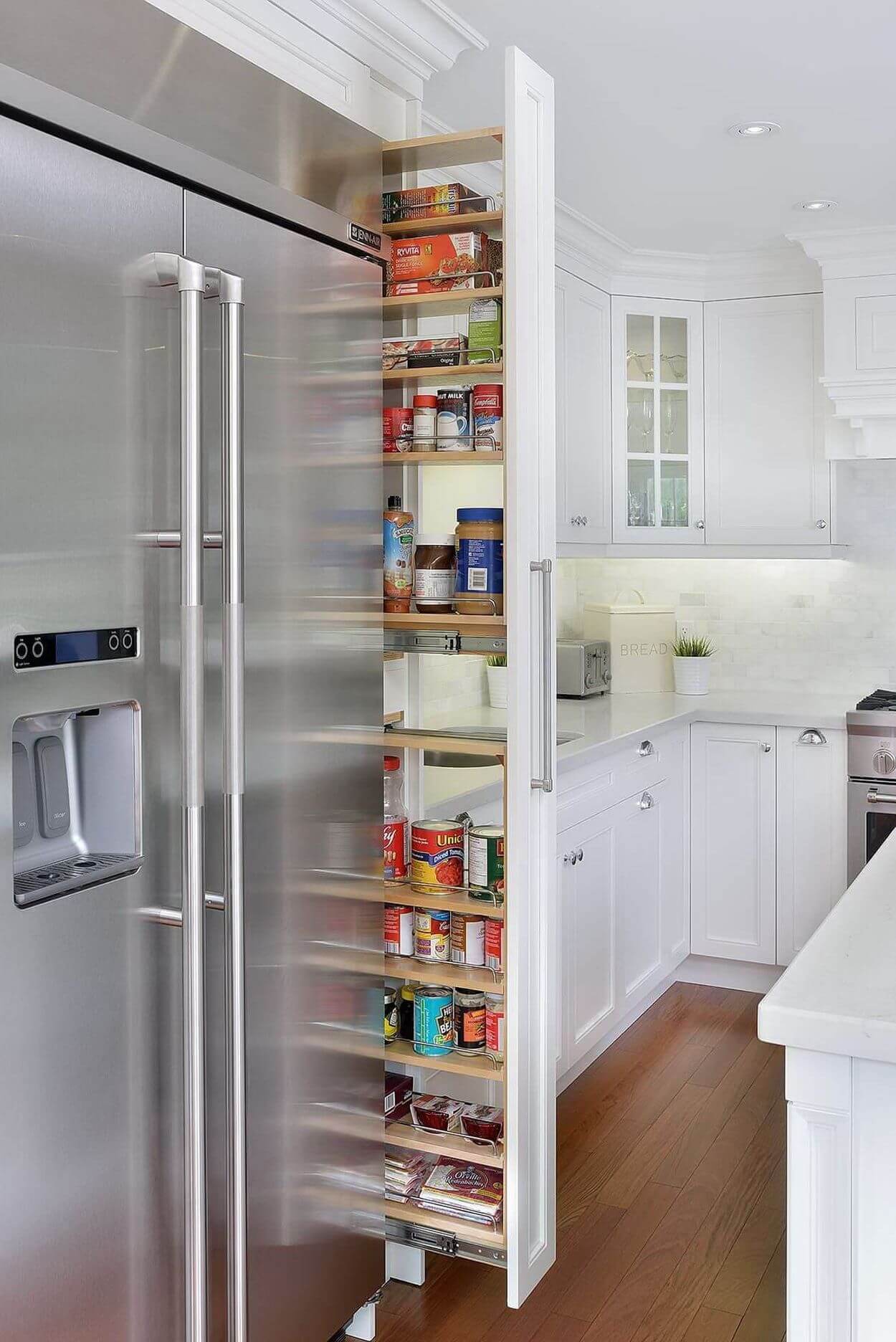 узкая выдвижная этажерка между холодильником и гарнитуром