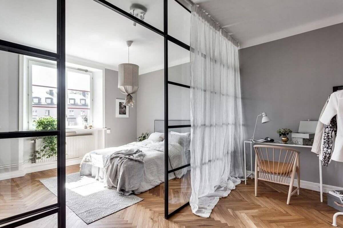 спальня в скандинавском стиле за стеклянной перегородкой