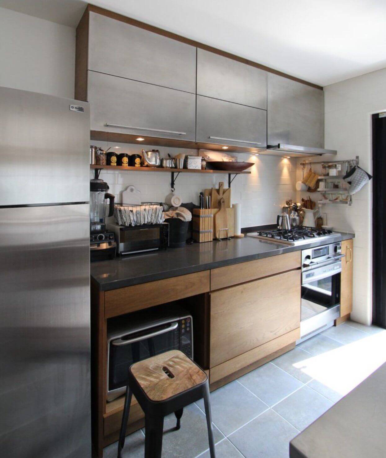 металлические и деревянные фасады на кухне
