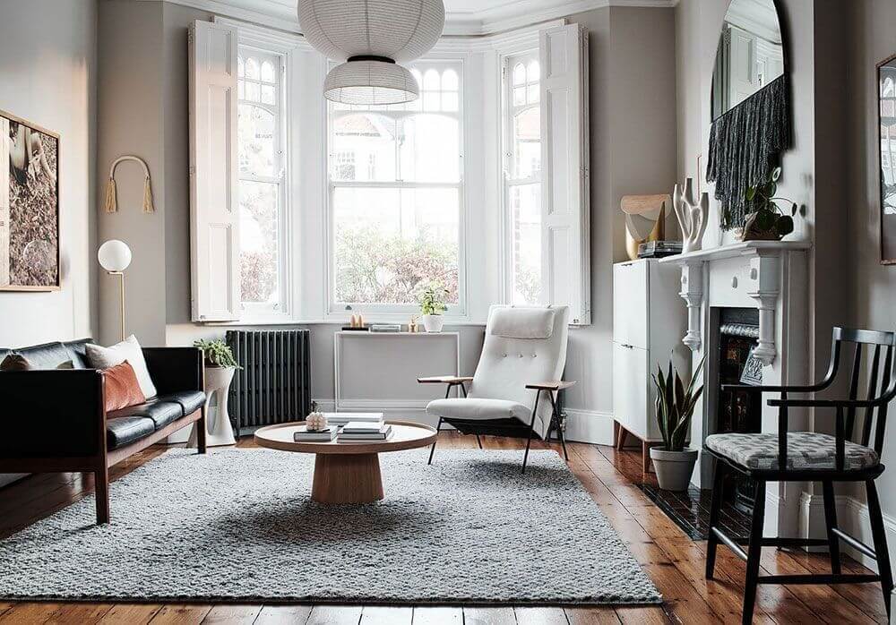 сочетание черной и белой мебели в гостиной