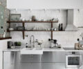 Кухня с металлическими фасадами: 20 блестящих идей