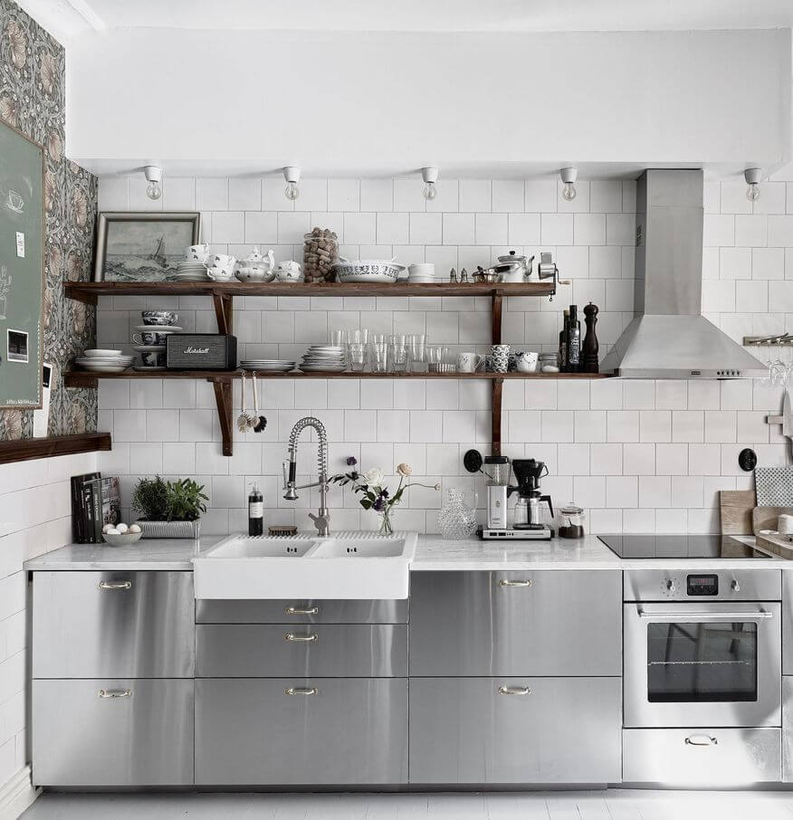 Кухня с металлическими фасадами: 20 блестящих идей