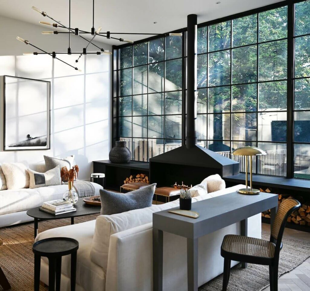 Современный дом с панорамными окнами в Канаде