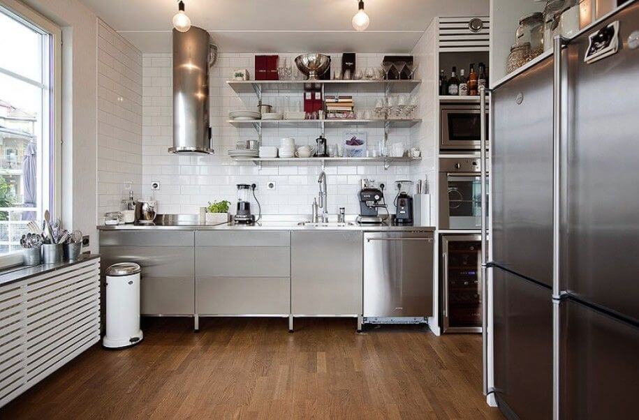 белая кухня с металлическими фасадами