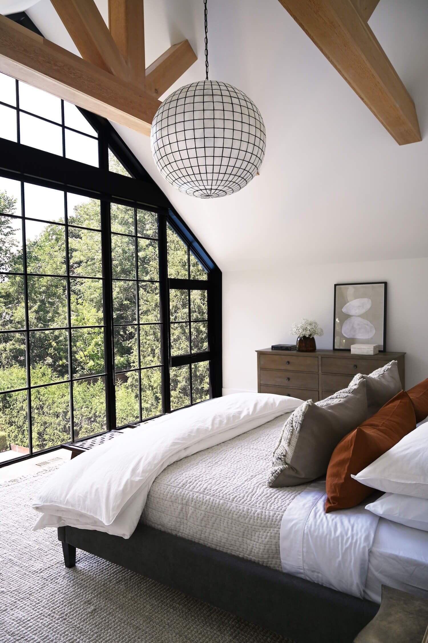 спальня с огромным панорамным окном