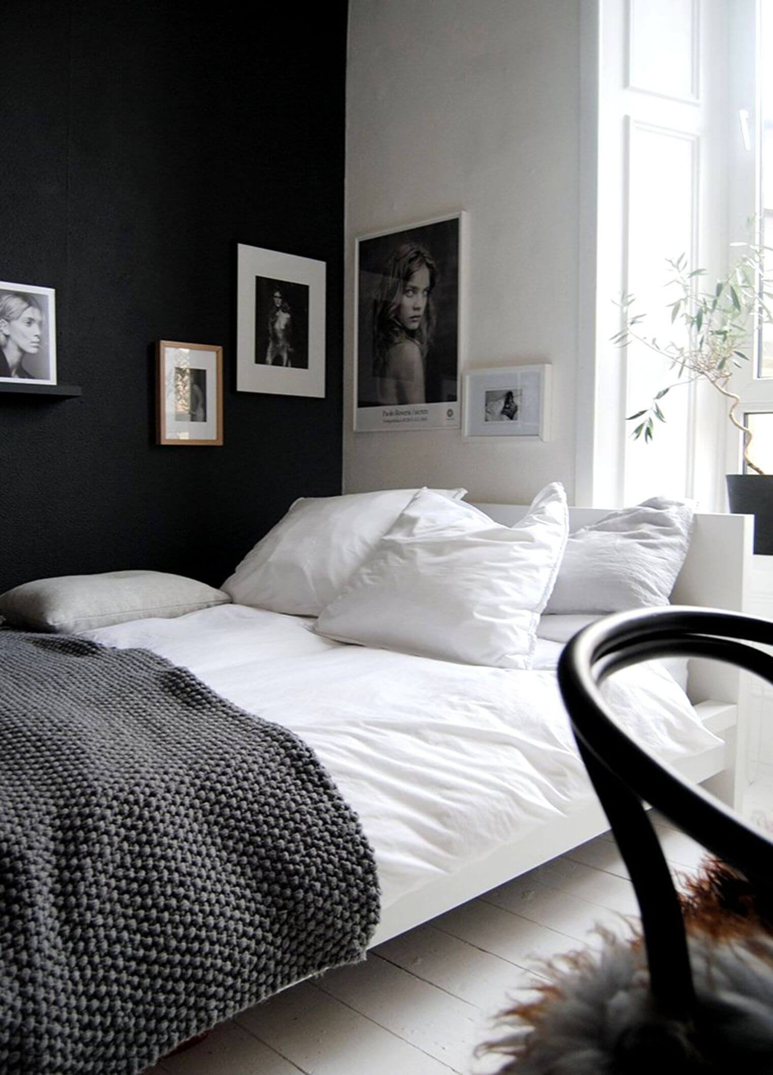 черно-белые стены в спальне