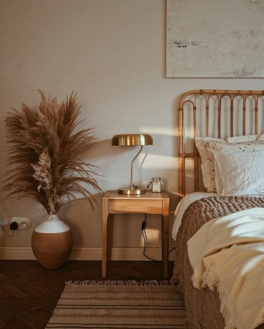деревянная мебель и белые стены в спальне