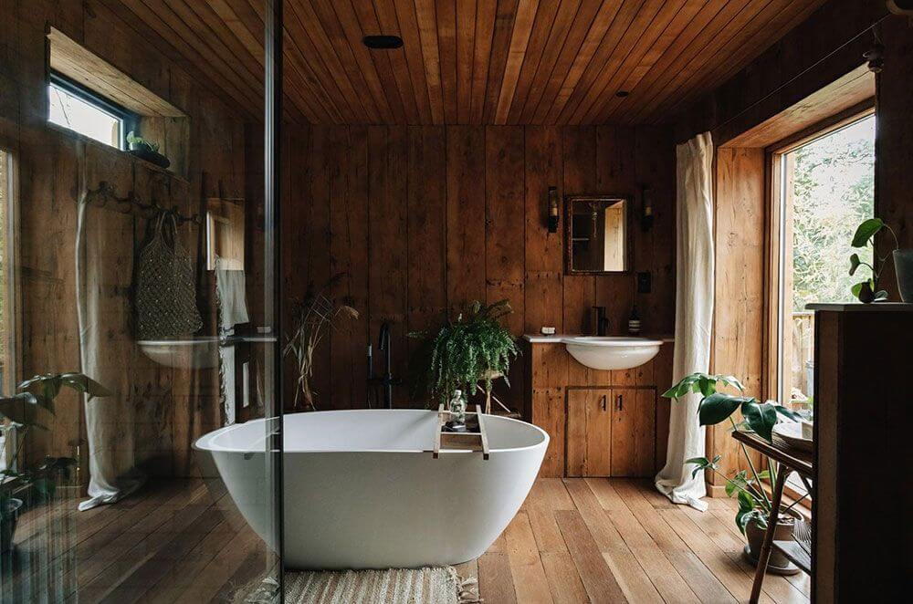 просторная ванная комната в загородном доме 