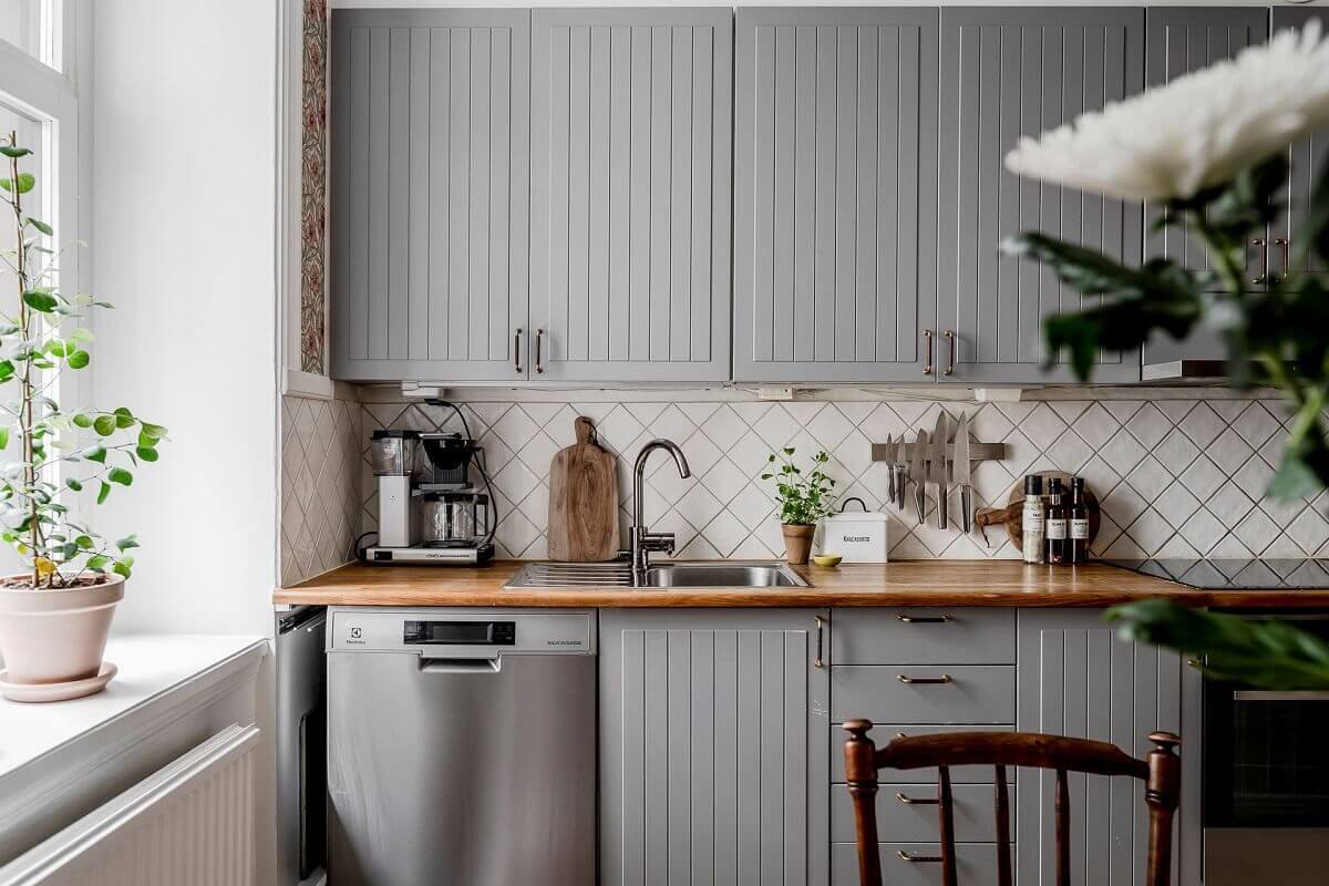 серые шкафы на кухне