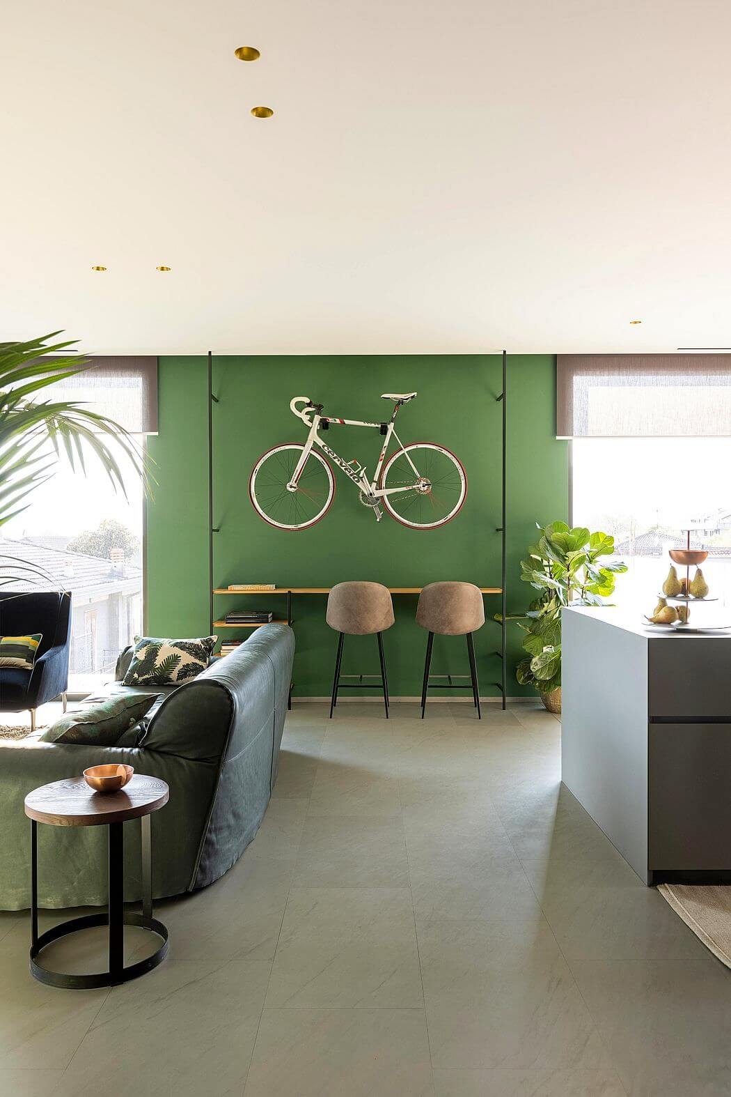 велосипед на стене в квартире