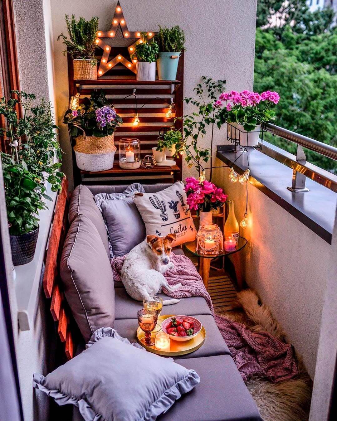 уютный балкон с гирляндами