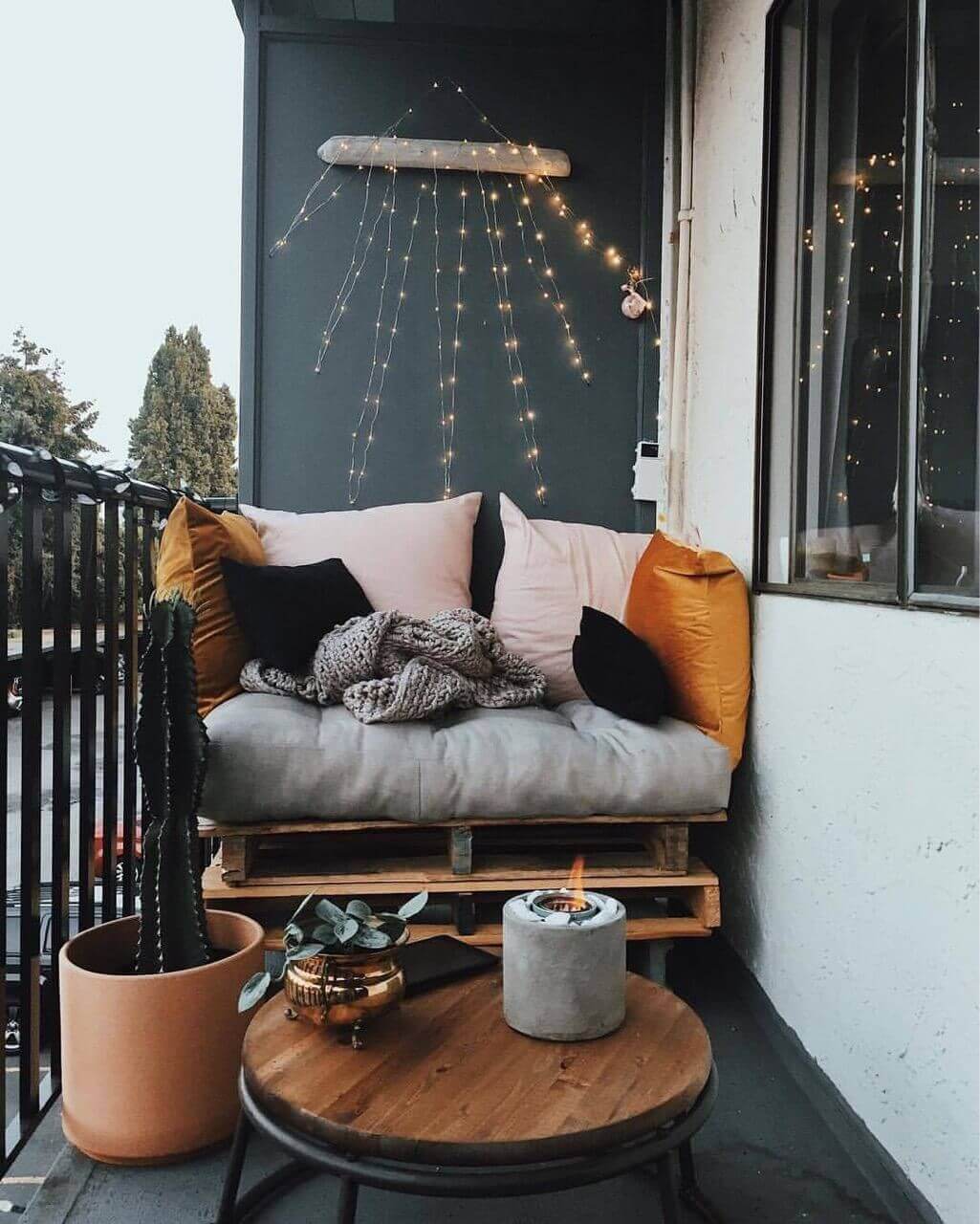 диван из паллет на балконе