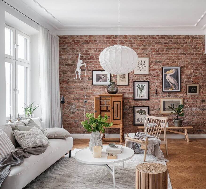 Трешка в доме 1886 года с кирпичной стеной и винтажными деталями