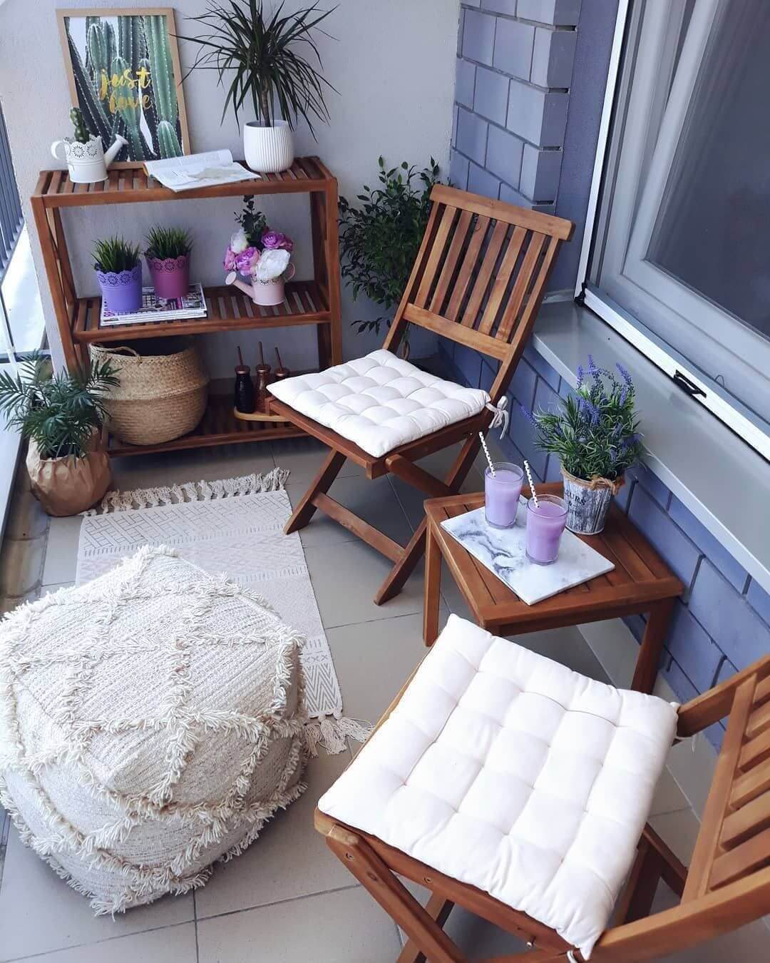 деревянная мебель на балконе