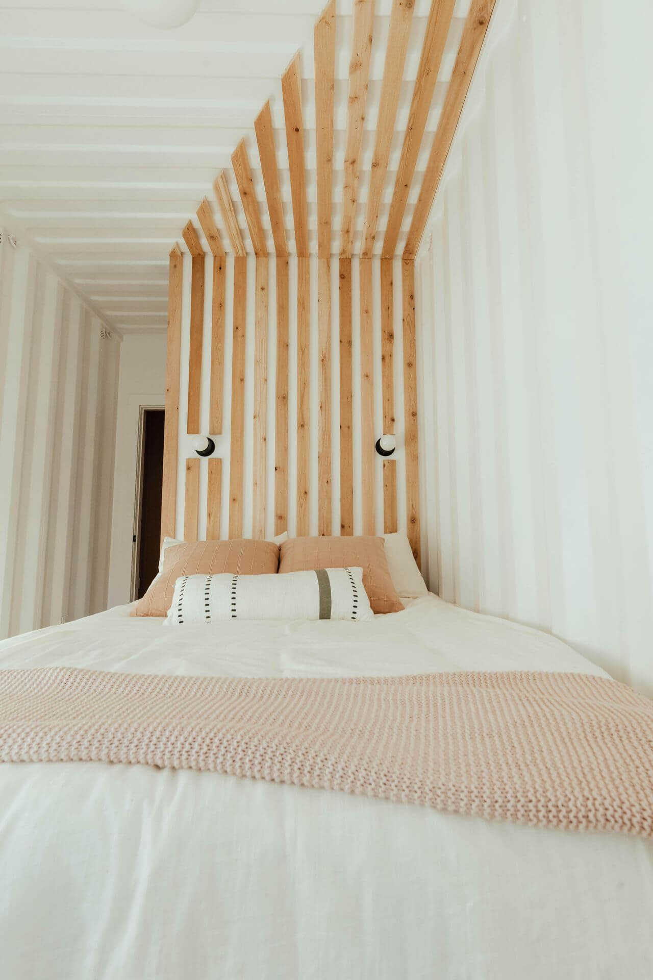 деревянные рейки в изголовье кровати