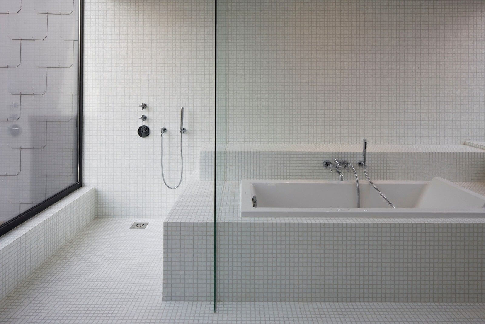 белая мозаика в ванной