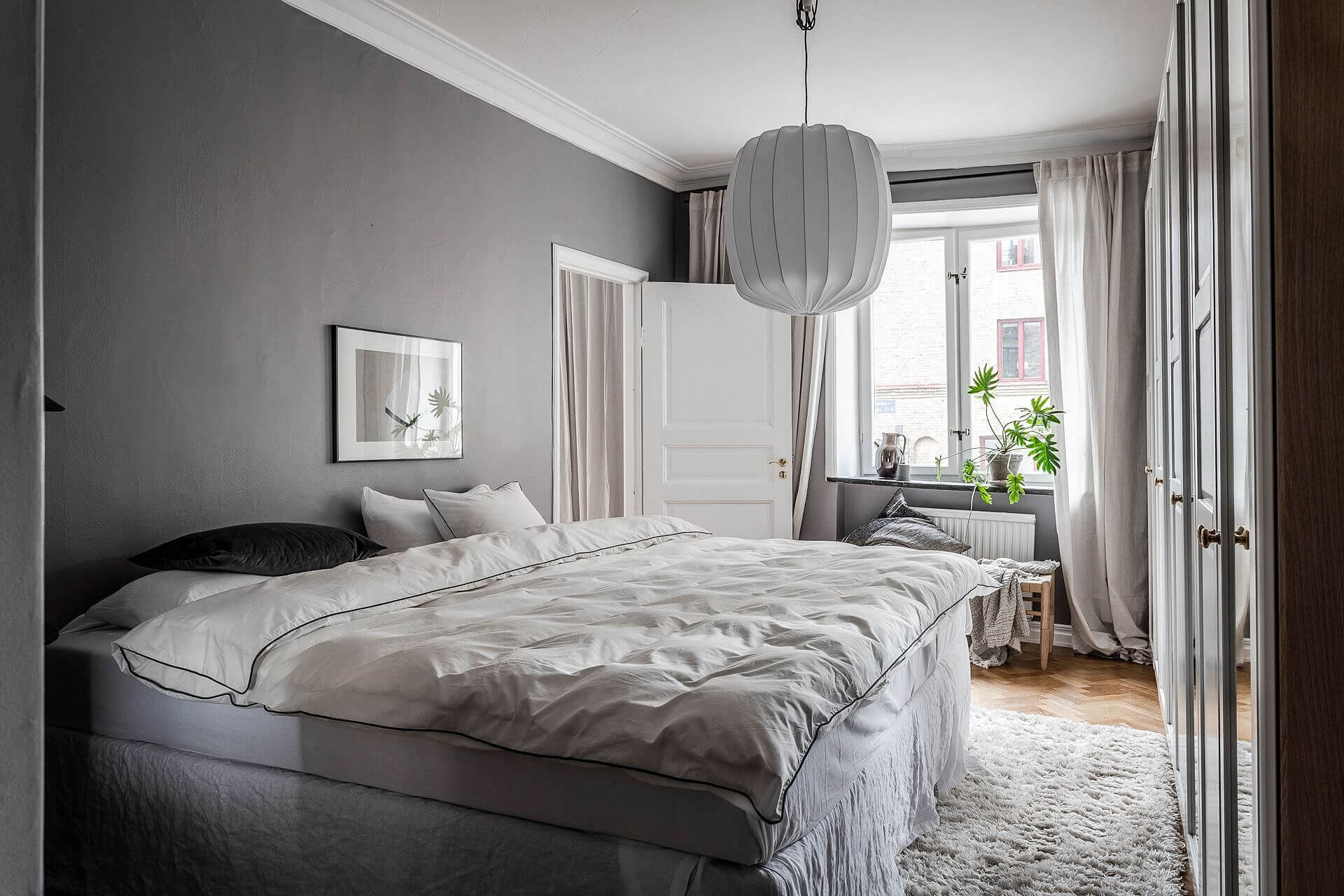 глубокий серый цвет в спальне