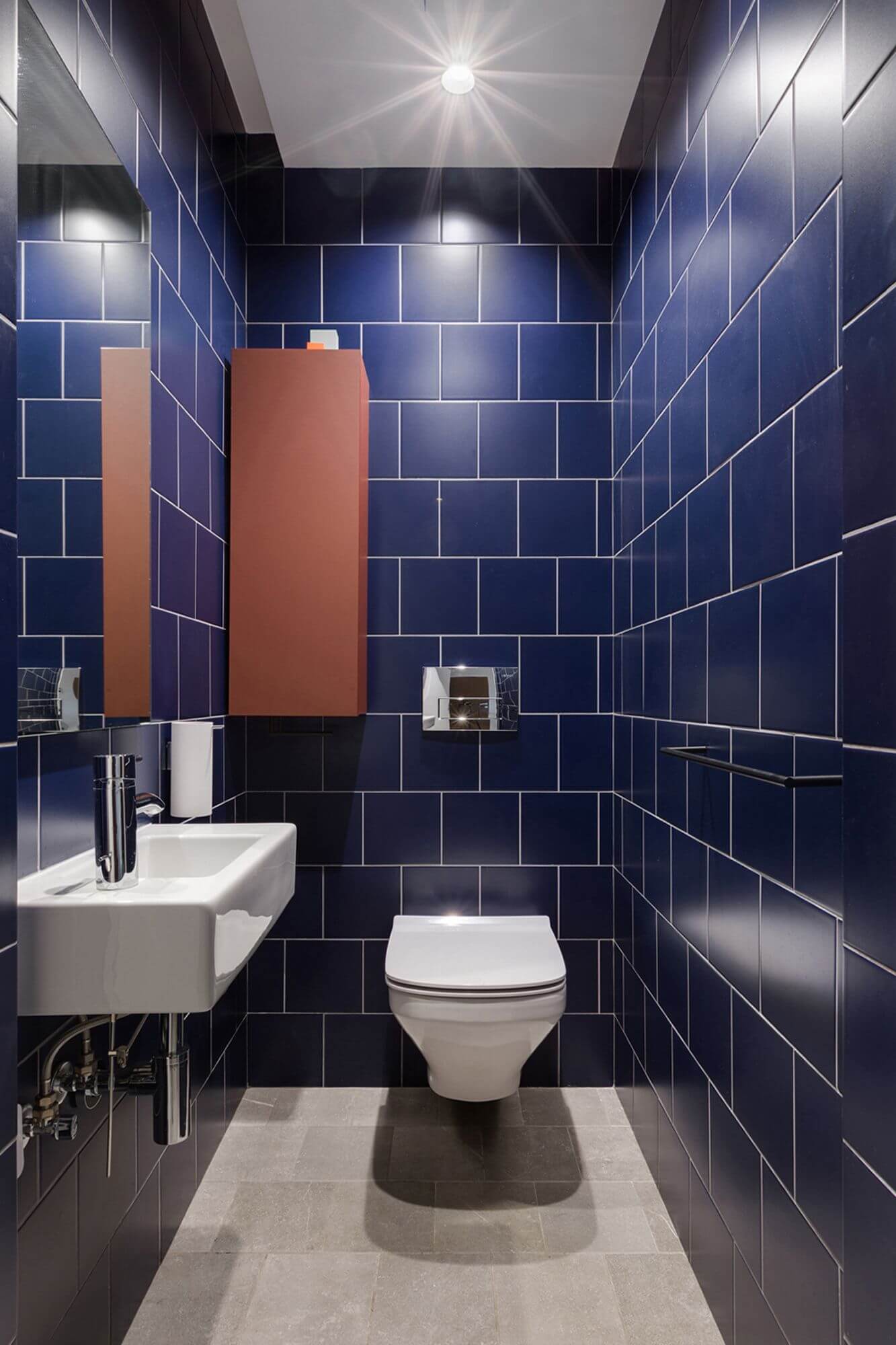 синяя плитка и белая затирка в туалете
