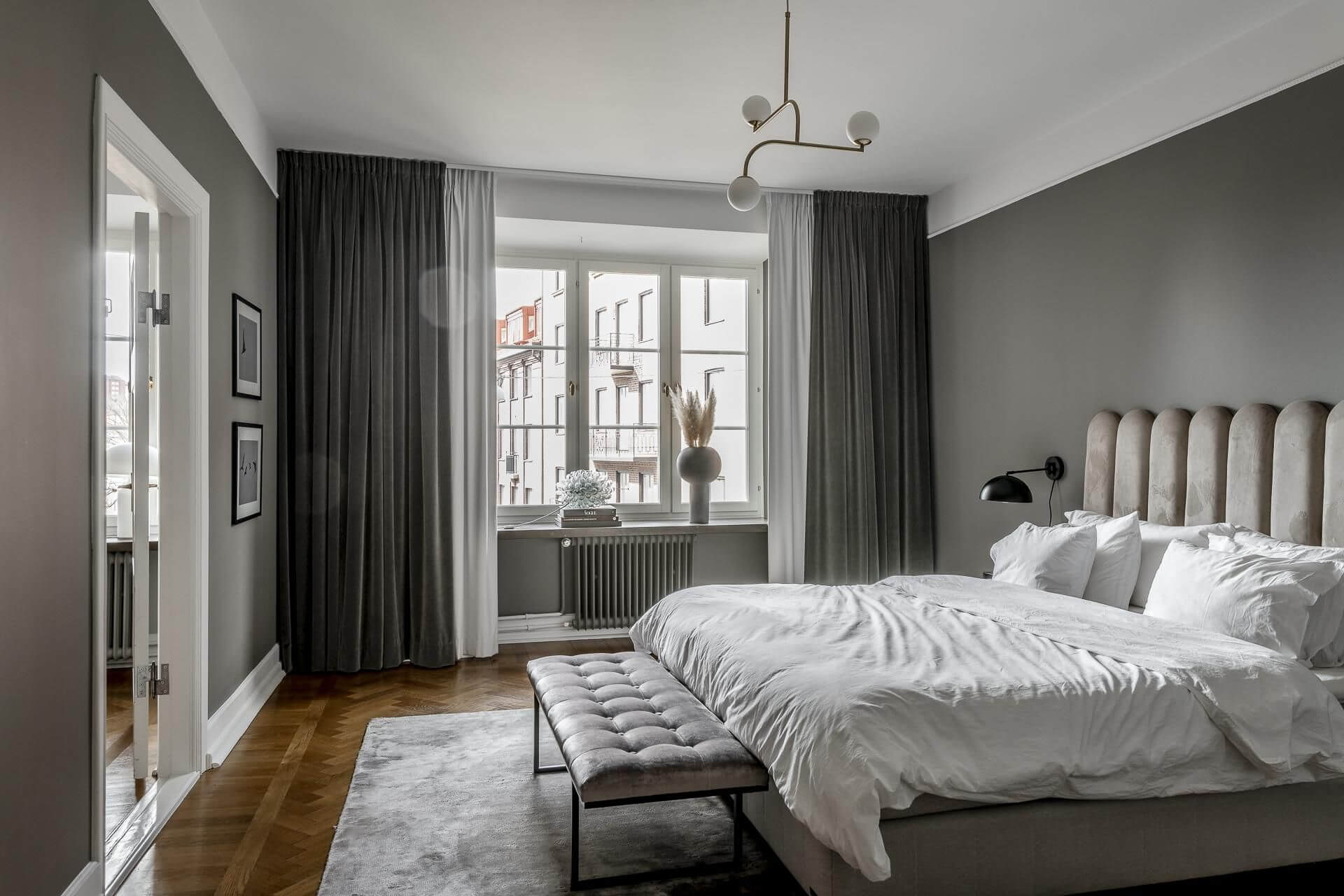 серый монохромный интерьер спальни