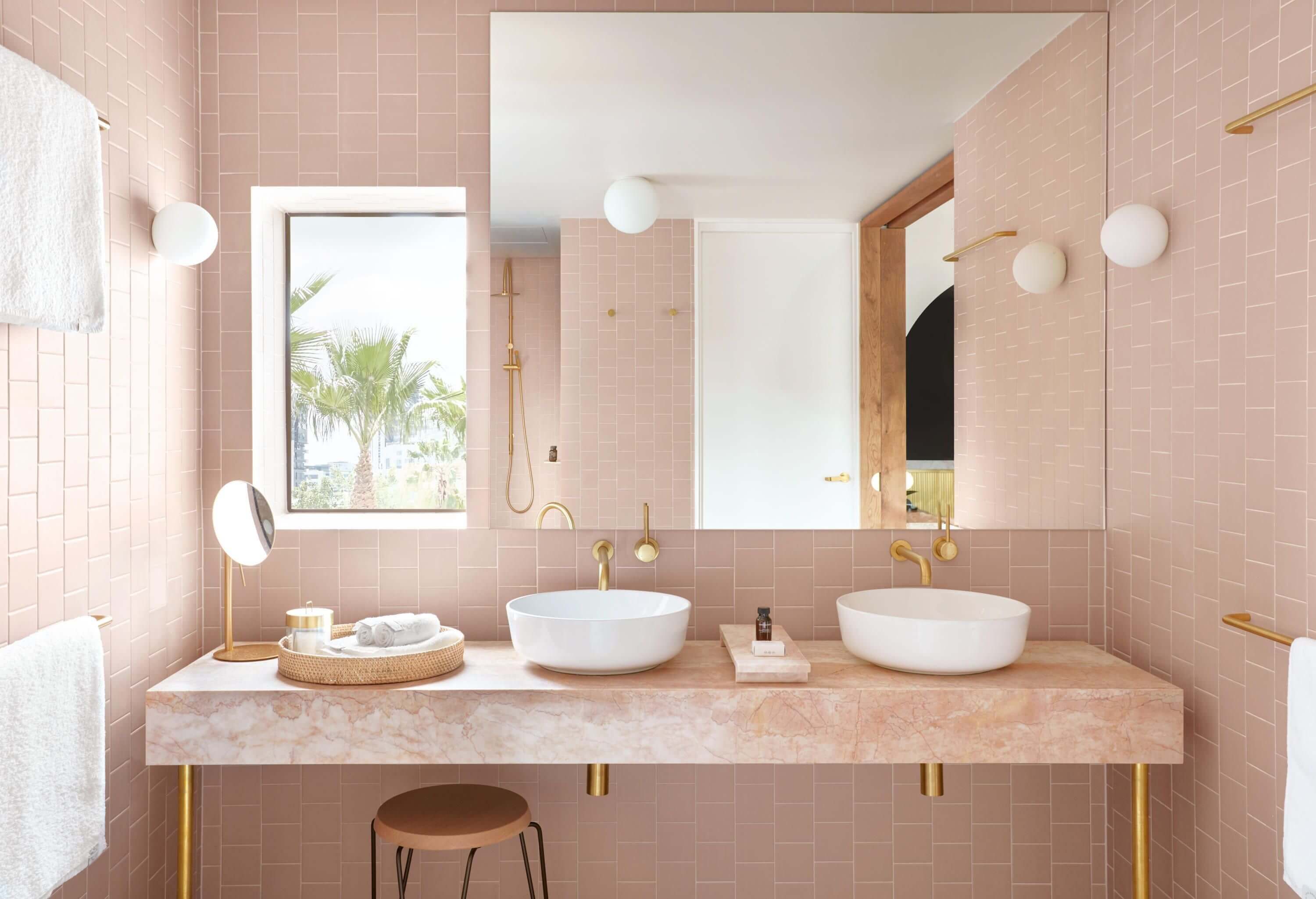 розовая плитка и белая затирка в ванной