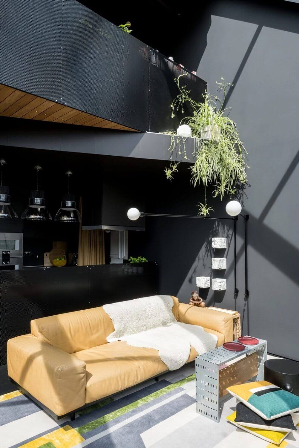 светло-коричневый кожаный диван в интерьере