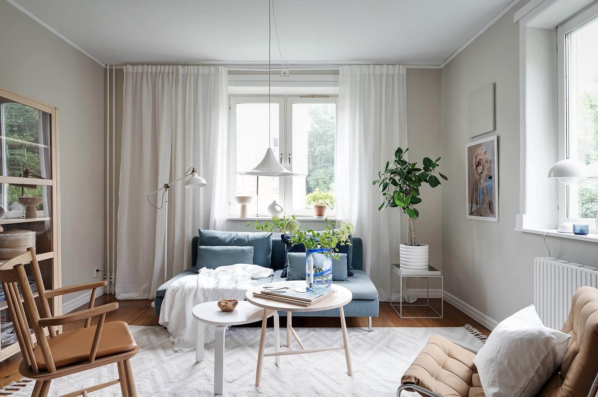 синий диван в гостиной в скандинавском стиле