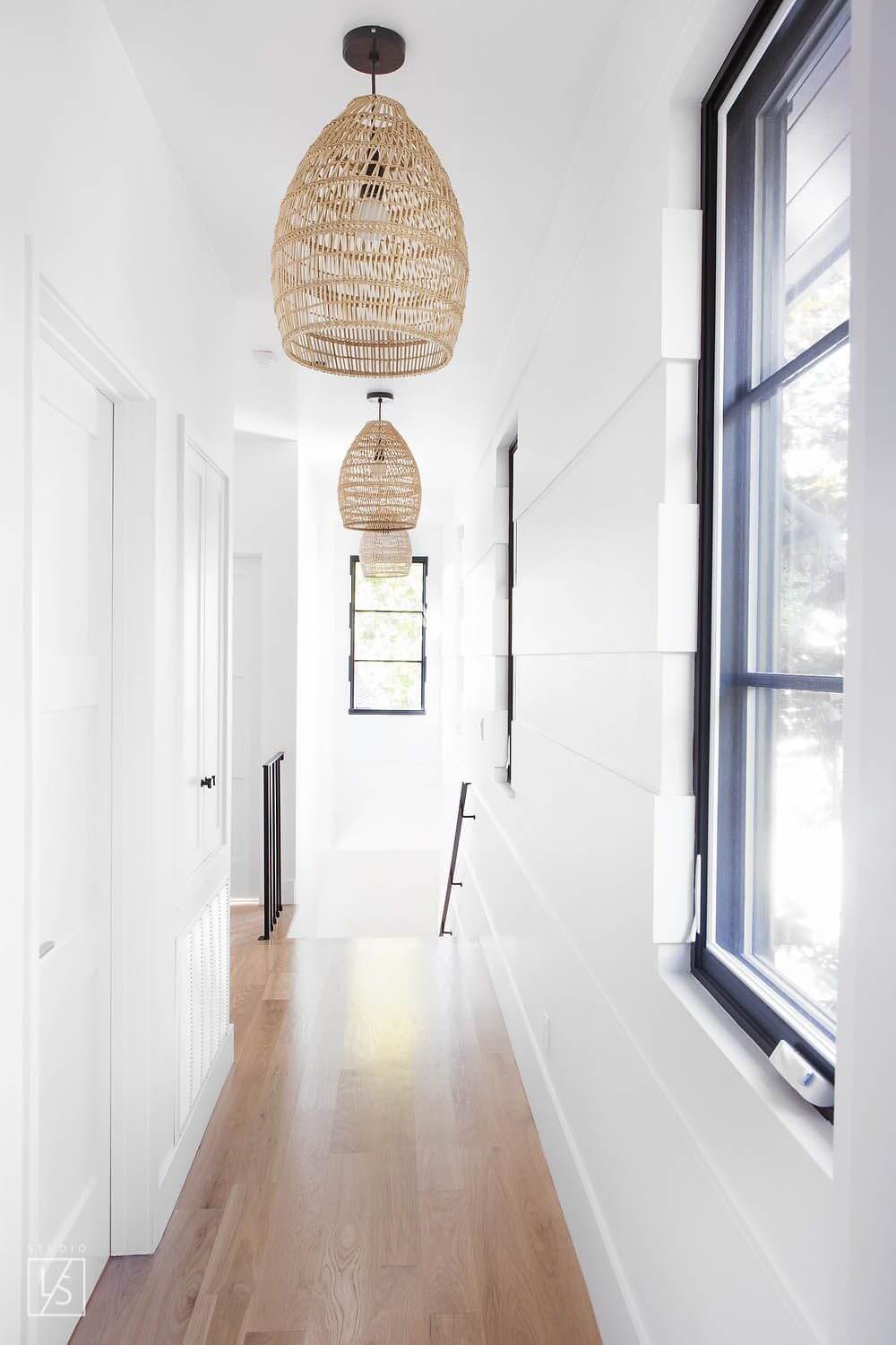 плетеные светильники в белом коридоре 