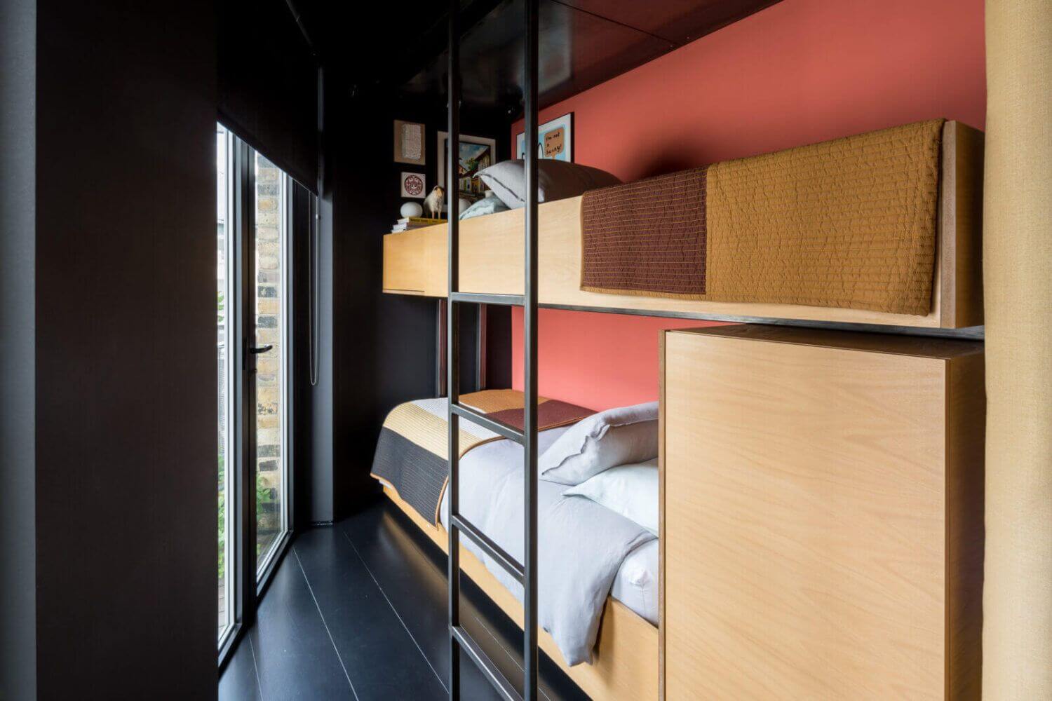 гостевая спальня с многоярусной кроватью