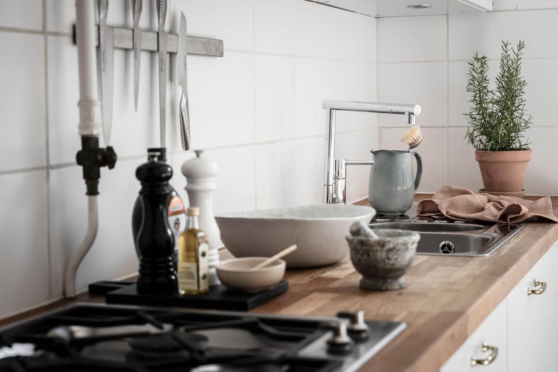 скандинавские предметы декора на кухонной столешнице