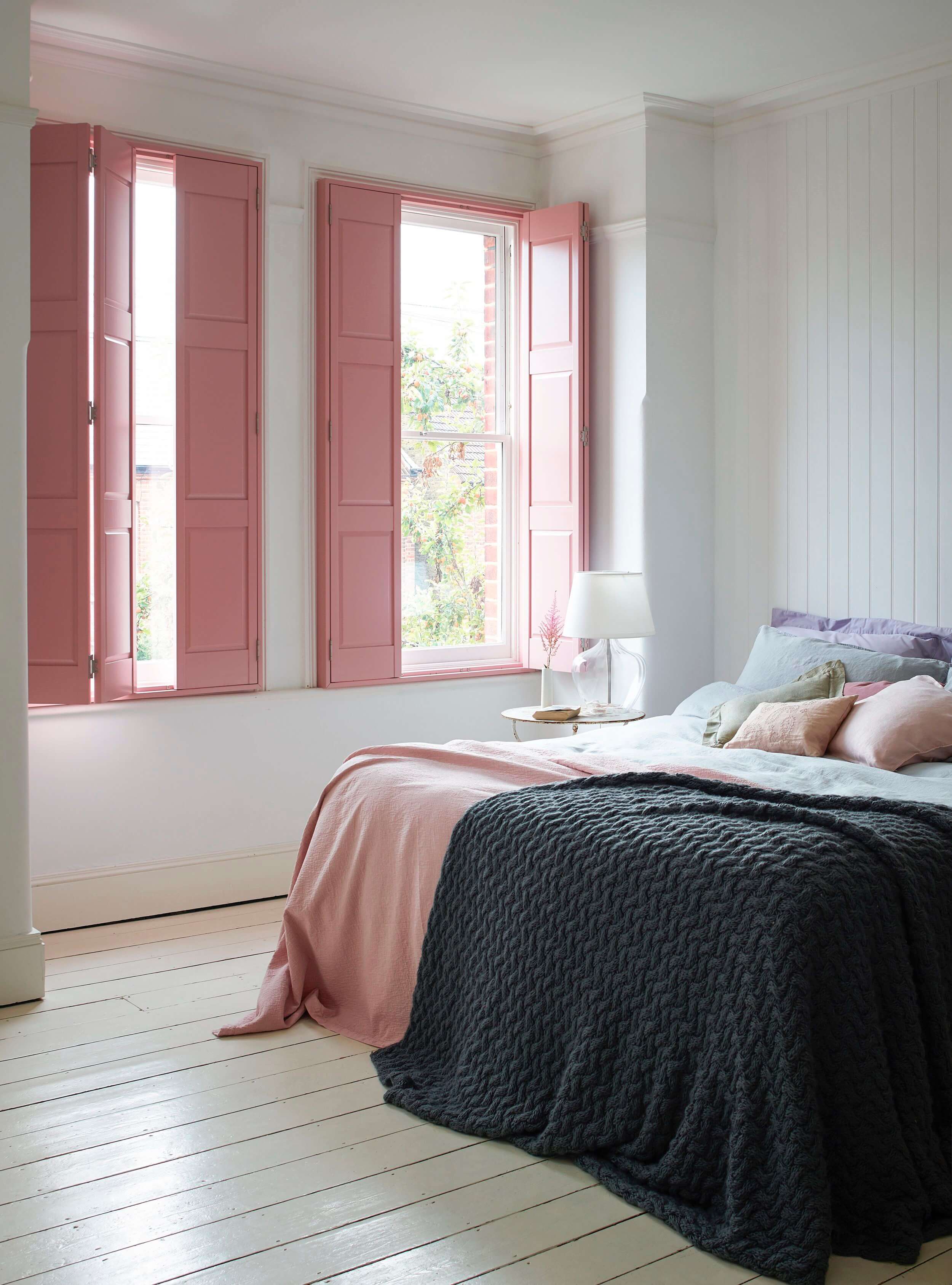 розовые окна в спальне