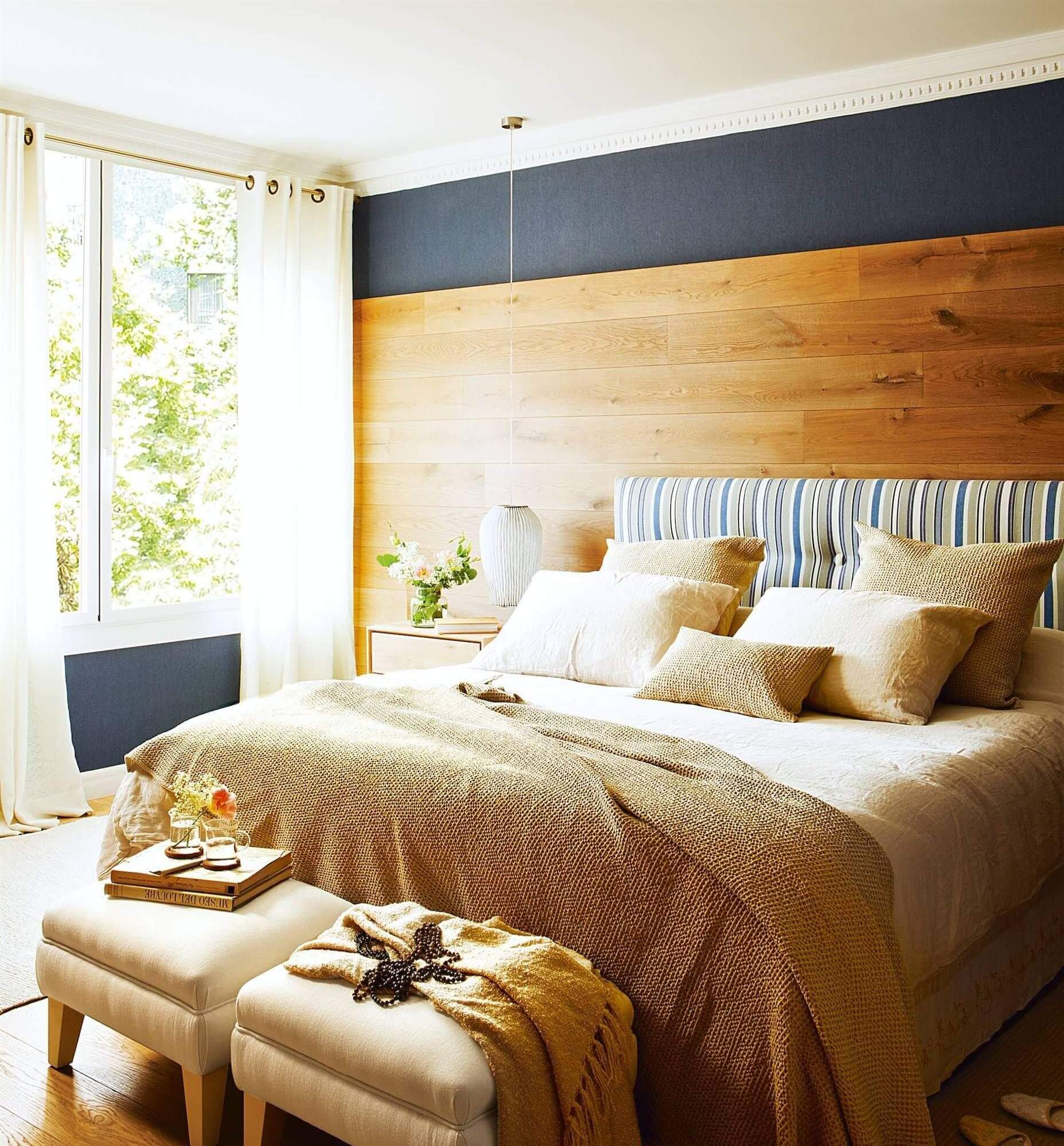 Деревянные панели на стене за изголовьем кровати