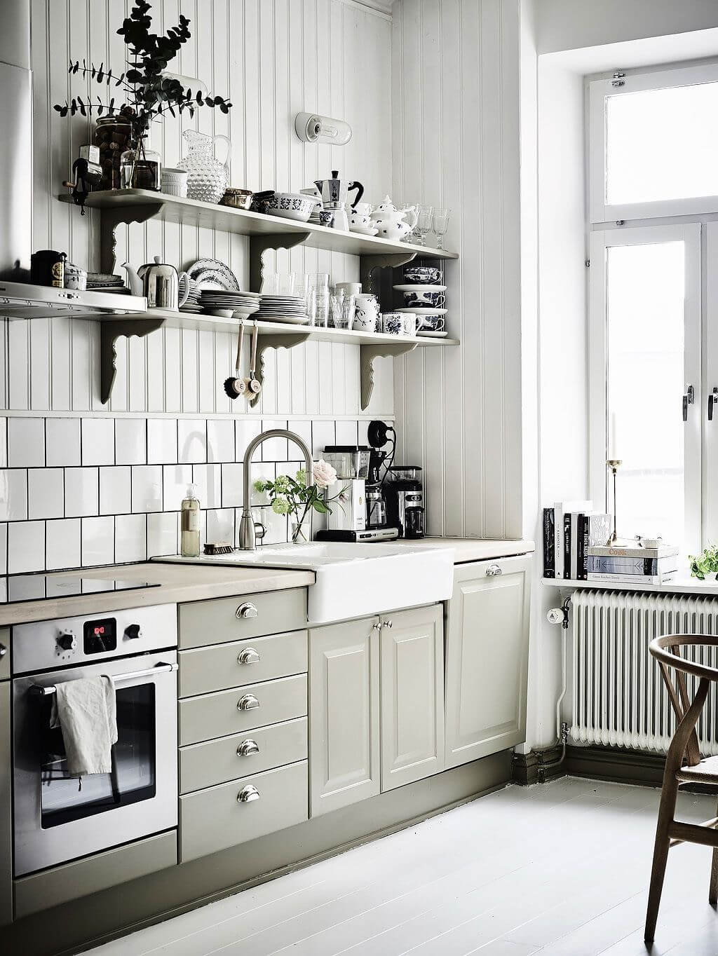 открытые полки на кухне в скандинавском стиле