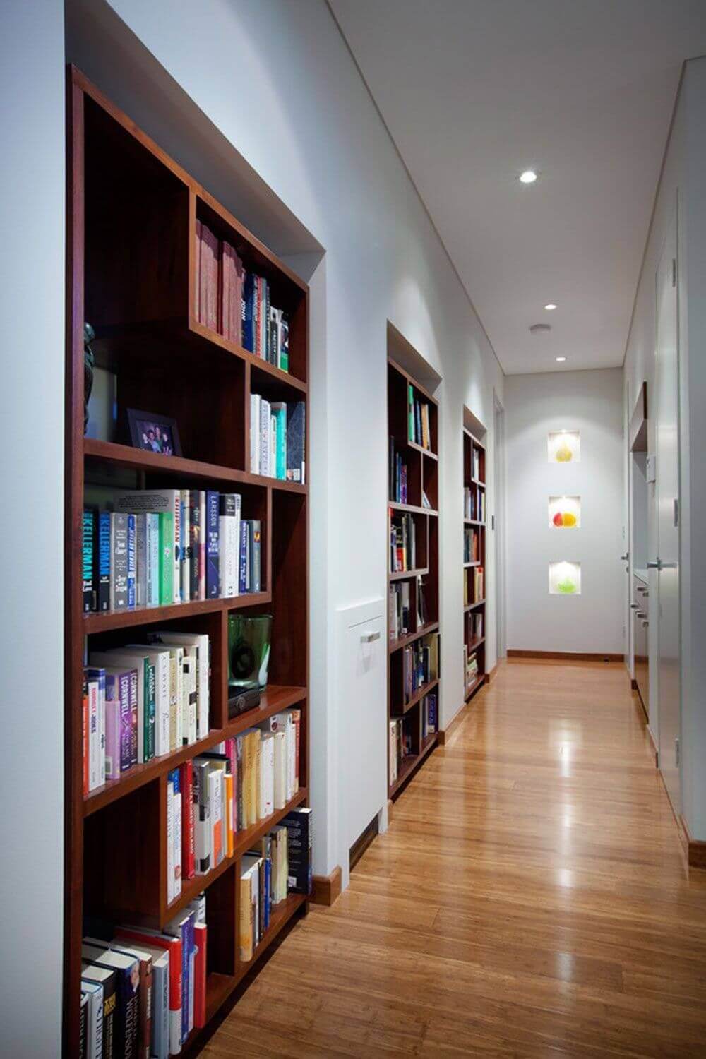 книжные стеллажи в коридоре