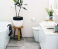 Как оживить белую ванную комнату: 5 нескучных идей