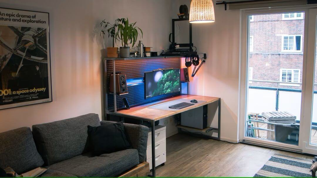 компьютерный стол с полкой и подсветкой