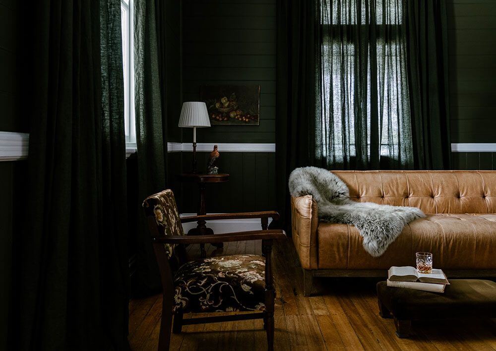 зеленые стены и кожаный диван