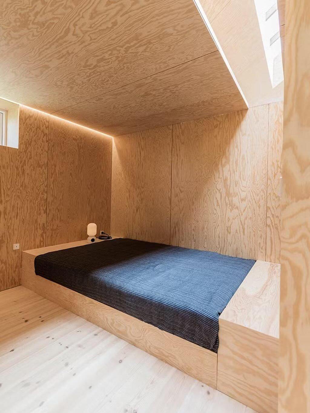 полностью деревянная спальня