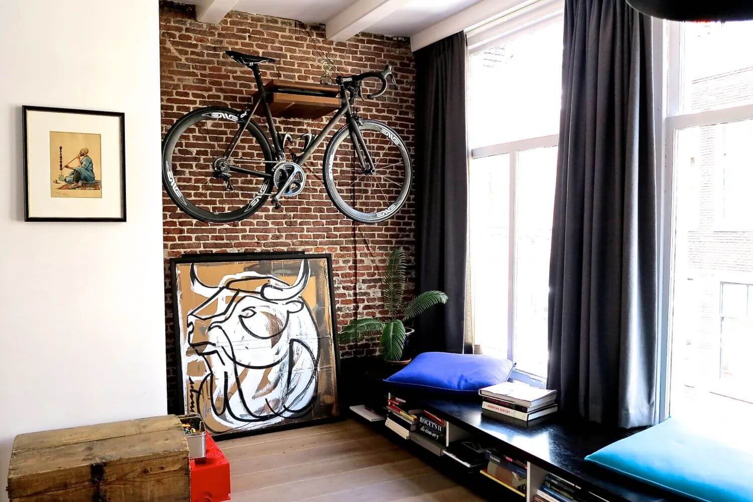 велосипед на стене