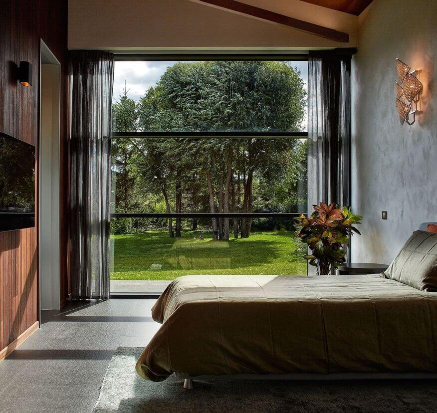 Панорамные окна в загородном доме: 15 стильных примеров